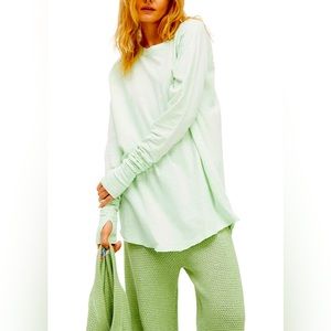 NWT- FREE PEOPLE EASY, CLASSIC, SLOUCHY OVERSIZED LIGHTWEIGHT TEE- THUMBHOLES- S